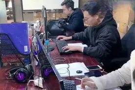 当听见老板要出差的消息时、员工们的反应太真实了视频封面