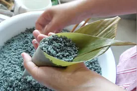 小莉徒手包粽子，糯米加了什么白色变成了绿色，真神奇！视频封面