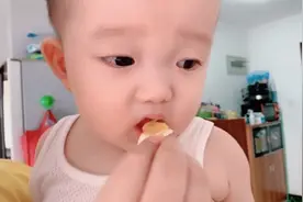 十个月的宝宝第一次吃橘子 很酸却又很喜欢😘视频封面