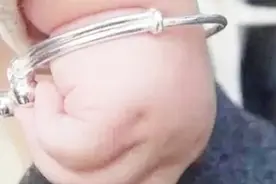 女孩为啥都爱戴银手镯？这里面大有讲究，很多人都不知道呢！视频封面