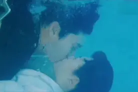 免费春节档：拳王与女记者泳池互换身体，醒来后人生发生巨变视频封面