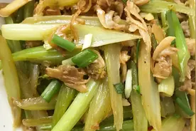 芹菜炒蛤蜊干，简单清炒开胃又下饭