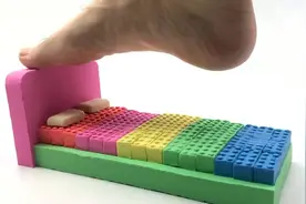成人欢乐解压diy：用太空沙做乐高彩虹小床，踩一脚好过瘾视频封面