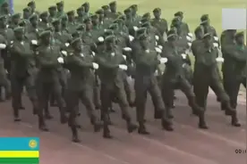 六个中国解放军教官，每天训练八小时以上，形成卢旺达霸气阅兵式视频封面