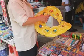 卖游泳圈的大叔给游泳圈打气的方式很搞笑，但也很美视频封面