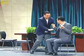 贾冰：你有啥才艺？王总-不会，贾冰-跟我学，左手6右手7！