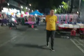 惠州市惠城区龙丰市场附近一公里的夜市街，摆摊的人多过消费的人