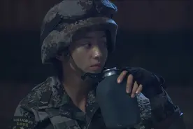 火凤凰：新兵小姐姐英气十足，一言不合就打架，领导看愣了！视频封面