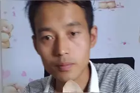 小伙面前的这一堆破石头不起眼，仔细一看竟然是漂亮的水晶