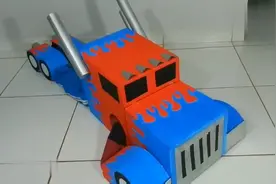 牛人用硬纸板DIY成的变形金刚，变身那一刻我就被惊艳到了！视频封面