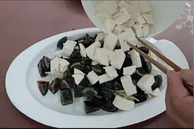 内酯豆腐拌皮蛋，吃到嘴里冰冰爽爽，凉快整个夏天 ，上桌就抢光视频封面