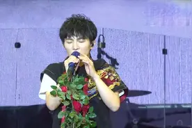 为什么说周深的嗓音是仙嗓，听完《血腥爱情故事》就懂，太惊艳了视频封面