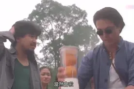 父子俩从城市里带来电器，谁料没人会用，一插电直接爆炸视频封面