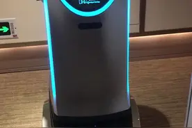 智能酒店，带你们看下机器人送餐服务，大家猜下她怎么敲门的？视频封面