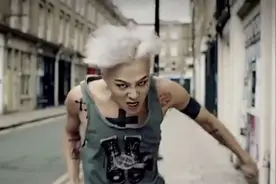 权志龙Top退伍后，首次同框，简直变了个人！视频封面