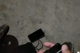 手机掉了地上没人捡，只能自己动脑筋用自拍杆捡网友都夸他真棒。视频封面