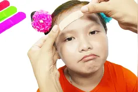 亲子互动：小宝宝骑自行车伤到胳膊，姐姐帮贴创可贴亲子娱乐游戏