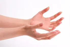 夏天晒黑别着急，教你一招，成本不到5元钱，不仅能变白还很嫩滑