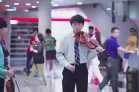 香港青年机场‘快闪’奏响《男儿当自强》，自强不息这才是中国人视频封面