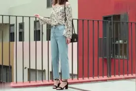 一字领碎花上衣+浅色铅笔直筒裤+黑色一字带凉鞋，两个字好看！视频封面