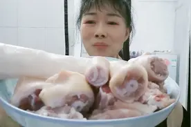 今天用山药和猪尾巴为媳妇煲了一个汤，因为媳妇是广东人喜欢喝汤