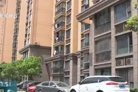 可怕的高温！高层住宅窗玻璃爆裂，疑似烈日下曝晒所致视频封面