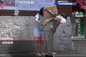 目睹背篼大姐艰难上坡，17岁贵阳女孩的做法获得众多网友点赞！