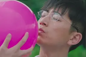 女生对男生说，我们接吻吧！结果“嘭”的一声，爆了，哈哈哈视频封面