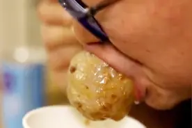 实拍郑州最大牛肉丸，一咬下去就喷汁，大老爷们吃一个就能解馋视频封面