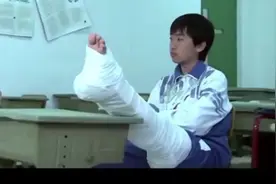 男孩的脚骨折上厕所不方便，妹妹想要帮忙却说不要，差点就出事了视频封面