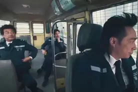 这帮假警察太逗了！穿着警服开着警车，自己都当真了！视频封面