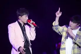 张杰青岛演唱会与小沈阳串烧蓝精灵小青龙粉红色的回忆，可爱极了