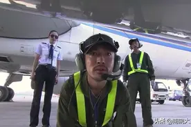 飞机刚要起飞，地勤人员浦东发现液压油渗漏，立刻暂停起飞视频封面