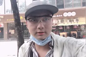 湖南小伙在广州跑美团，不小心送错餐了，看小伙最后怎么处理