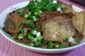 分享煎豆腐二面黄的技巧，豆腐不碎不粘锅，外酥里嫩巴适得板