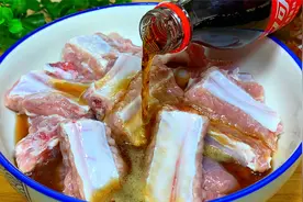 可乐倒入排骨中，万万没想到这么好吃，这做法让一家饭店火了20年