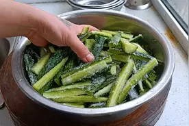 又脆又绿的腌黄瓜，如何在家制作？大厨教你简单又好吃的方法