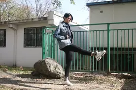 不用跑不用跳，每天踢腿蹲100下，不仅瘦臀，还瘦腿！