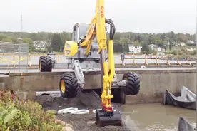 现场实拍，挖掘机艰难的工作全过程，过硬的驾驶技能，令人敬畏