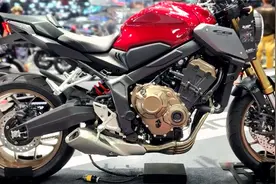 本田四缸街车650，造型复古，配ABS刹车，油耗4.6，重点是价格视频封面