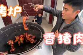 农村小伙请客，腌制入味的香猪肉半扇，放入烤炉一小时，金黄酥脆视频封面