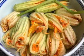 很多人都没吃过南瓜花，大厨教你这样做，鲜美清甜，上桌汤汁不剩