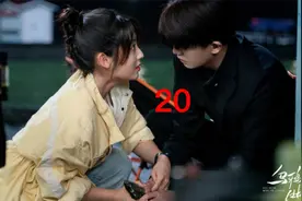 热恋情侣第一次单独相处，女孩就迫不及待要和男友亲亲