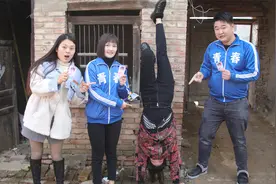 小伙伴一起玩真心话大冒险，没想妈妈抽到倒立十秒，太厉害了