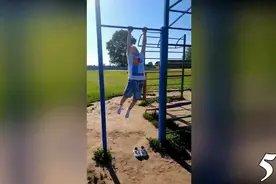 8岁小孩一口气做53个引体向上！逆天耐力虎父无犬子！视频封面