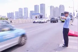 今日头条十大热议新闻：最“热”岗位！站岗最热时感觉鞋快融化了视频封面