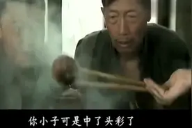 白连旗穷到要去吃瞪眼食 仆人一筷子夹起一个大肉丸 把大家羡慕的视频封面