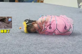 小女孩上台演节目10秒后睡着，网友：她还是一只蛹，没变成蝴蝶视频封面