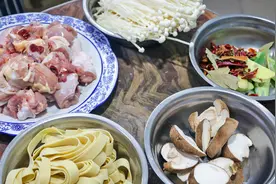 天冷了，大厨教你在家做鸡火锅，食材全面，鸡肉鲜香，吃着很放心视频封面