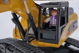 Playmobil摩比世界玩具公仔挖掘机铲雪视频表演视频封面